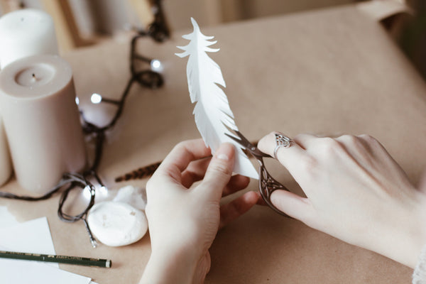 DIY: Feather garland & Gift decor by @gulyaevam