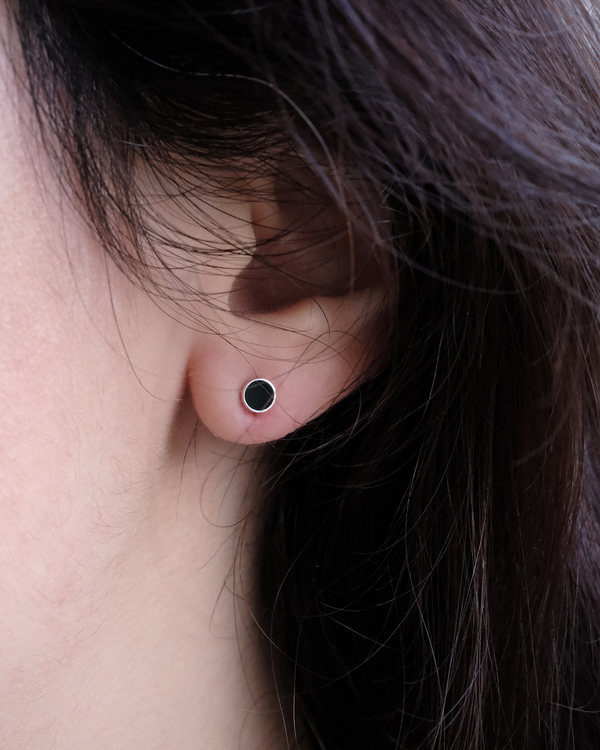 DOT earring with black onyx